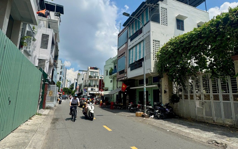 Bán khuôn đất mặt tiền Hồ Hảo Hớn. Q.1. DT: 16m x 45m. KC: đất trống. Giál 250 tỷ