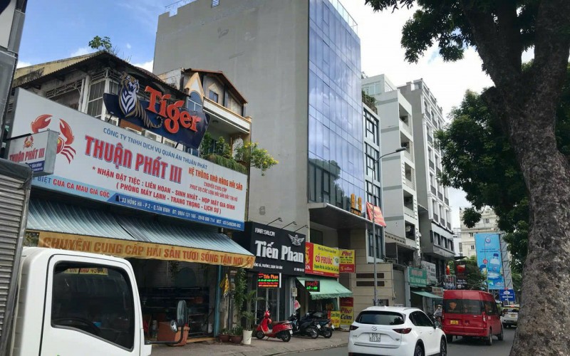 Bán nhà 2  mặt tiền đường Hồng Hà, Q. Tân Bình. DT: 10.5m x 22m. KC: 3 tầng. Đoạn 2 chiều được xây cao. Giá: 50 tỷ ( ~220tr/m2 )