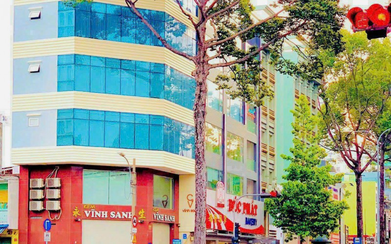 Khuôn đất 2MT đường Kinh Dương Vương. Q.6. DT: 12m x 75m. KC: cấp 4. HĐT: 250tr/th. Giá: 150 tỷ