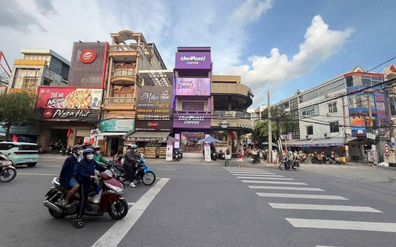 Mặt tiền Nguyễn Gia Trí. Dt: 4,5x21m. 45 tỷ. Vị trí cực đẹp