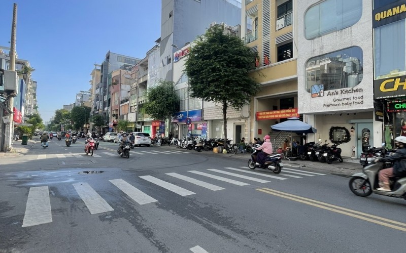 MỜI ANH CHỊ ĐI LỐI NÀY GẶP CHỦ NHÀ ! Bán nhà Mặt Tiền Đẳng Cấp Võ Văn Tần Quận 3. DT 5,84m x 17,23m nở hậu 6,96m. CTXD Cao Tầng. Giá 80 Tỷ thương lượng