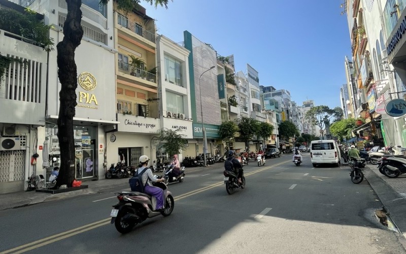 MỜI ANH CHỊ ĐI LỐI NÀY GẶP CHỦ NHÀ ! Bán nhà Mặt Tiền Đẳng Cấp Võ Văn Tần Quận 3. DT 5,84m x 17,23m nở hậu 6,96m. CTXD Cao Tầng. Giá 80 Tỷ thương lượng