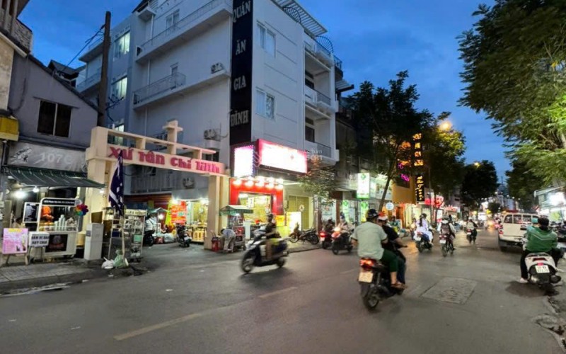 SIÊU ĐỈNH ! Bán nhà Góc 3 Mặt Tiền Phạm Văn Hai P.3 Quận Tân Bình. Diện tích 4,2m x 20m. 5 Tầng HĐT 70tr/th. Giá 22 tỷ 500