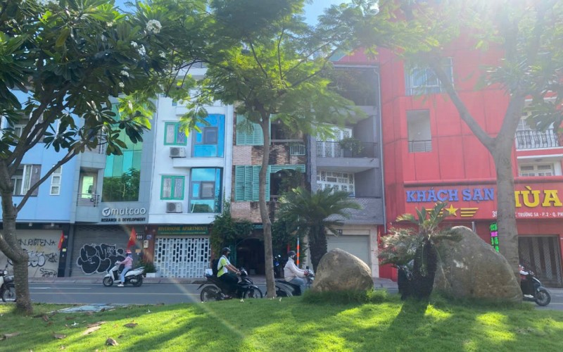 Siêu Vị Trí VIEW SÔNG ! Bán nhà Mặt Tiền Trường Sa Quận Phú Nhuận. 4m x 18,35m. 5 Tầng. Giá 30 Tỷ