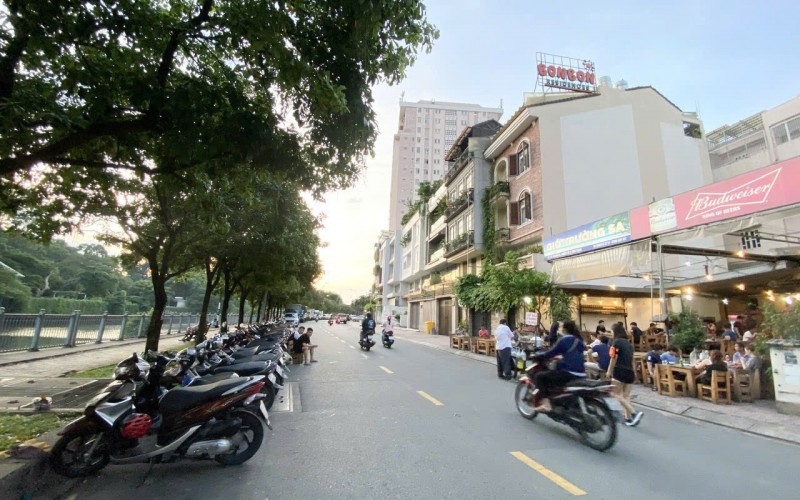 Toà CHDV Trường Sa, Q. Bình Thạnh. DT: 6m x 20m. KC: hầm, 5 tầng. TN: 160tr/th. Giá: 39 tỷ