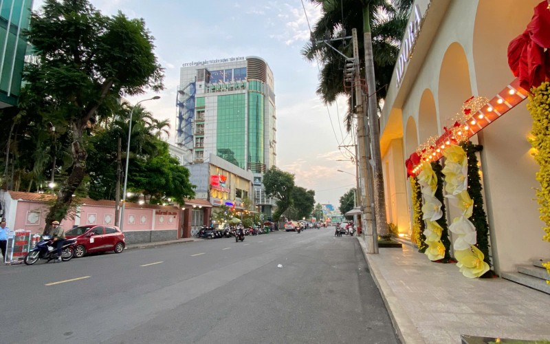 TUYỆT PHẨM ! Bán nhà 2 Mặt Tiền Hoàng Việt - Út Tịch P.4 Quận Tân Bình. 4,5m x 19m. 6 Tầng . HĐT 70tr/th. Giá 32 Tỷ